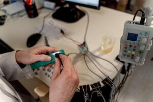 spécial équipement dans médical chambre. médecins mains en train de préparer pour diagnostiquer. thérapeutique et diagnostique pièces avec médical équipement. photo