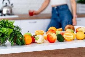 en bonne santé nourriture, fruit, légume, baies, feuille légume sur une table dans une cuisine Contexte. biologique nourriture concept. moderne cuisine photo