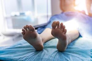 pieds de patient préparé pour opération dans moderne clinique. sélectif se concentrer. photo