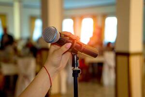 microphone sur organiser. microphone fermer. microphone. une pub. bar. une restaurant. classique. soir. nuit montrer. restaurant. photo