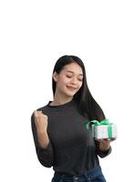 une femme est en portant une blanc cadeau boîte et est souriant. elle est content et excité à propos le cadeau. isolé sur blanc Contexte. photo