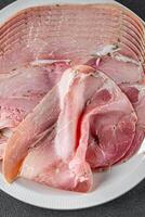 jambon tranche porc Viande en mangeant cuisine apéritif repas nourriture casse-croûte sur le table copie espace nourriture Contexte rustique Haut vue photo