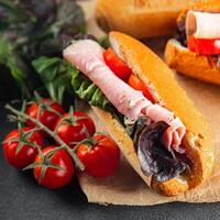 sandwich jambon, tomate, vert salade en bonne santé en mangeant cuisine apéritif repas nourriture casse-croûte sur le table copie espace nourriture Contexte rustique Haut vue photo