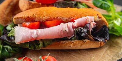 sandwich jambon, tomate, vert salade en bonne santé en mangeant cuisine apéritif repas nourriture casse-croûte sur le table copie espace nourriture Contexte rustique Haut vue photo