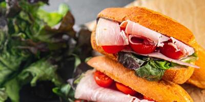 sandwich jambon, tomate, vert salade en bonne santé en mangeant cuisine apéritif repas nourriture casse-croûte sur le table copie espace nourriture Contexte rustique Haut vue photo