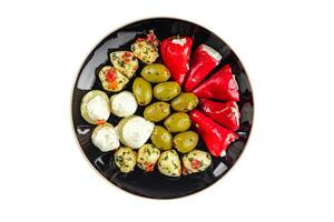 légume antipasti mélanger Olives, mozzarella, farci poivre, champignon végétarien nourriture antipasto photo
