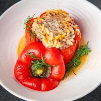 farci poivre Viande et riz remplissage Frais nourriture savoureux en bonne santé en mangeant cuisine apéritif repas nourriture casse-croûte sur le table copie espace nourriture photo