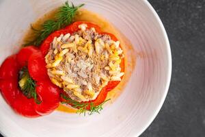 farci poivre Viande et riz remplissage Frais nourriture savoureux en bonne santé en mangeant cuisine apéritif repas nourriture casse-croûte sur le table copie espace nourriture photo