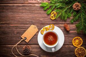 Noël thé avec Noël arbre et Noël décorations sur en bois Contexte photo