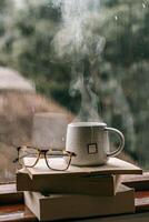 une tasse de thé et des lunettes sur une fenêtre seuil photo