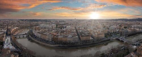 aérien panoramique le coucher du soleil vue de Rome avec Tibre rivière enroulement par ville photo