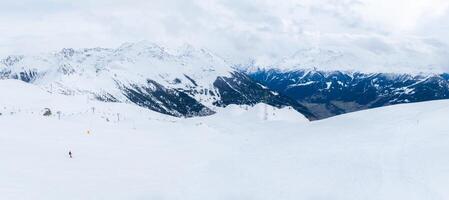 aérien vue de neige couvert verbier, Suisse avec skieurs sur pistes photo