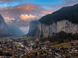 magnifique aérien vue de le Staubbach chutes dans Suisse. magique panoramique aérien voir. photo