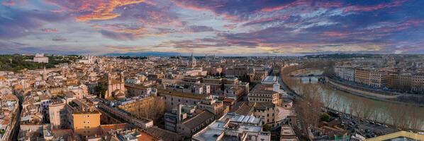 le coucher du soleil plus de Rome aérien vue de historique paysage urbain et Tibre rivière photo