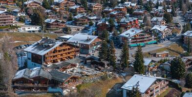 aérien vue de chalet style bâtiments dans verbier, Suisse au milieu de neige patchs photo