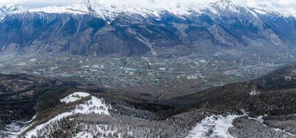 aérien panorama de verbier, Suisse dans hiver avec neigeux Alpes photo