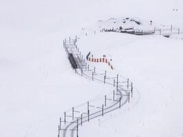 aérien vue de neigeux Zermatt ski recours avec train Piste et les skieurs, Suisse photo