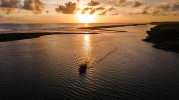 le aérien voir, le bateaux voile dans le lagune à le coucher du soleil regards très belle. photo