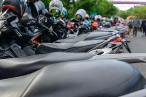 motocyclettes dans une rangée dans une ville parking parcelle. fermer de motocyclettes parking à le parking parcelle. photo