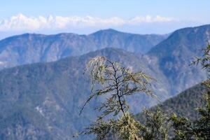 très haut sommet du nainital, inde, la chaîne de montagnes visible sur cette photo est la chaîne de l'himalaya, beauté de la montagne à nainital dans l'uttarakhand, inde