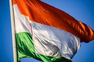 drapeau indien flottant, drapeau indien le jour de l'indépendance et le jour de la république de l'inde, agitant le drapeau indien, har ghar tiranga photo