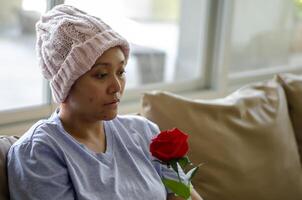 asiatique femme avec cancer, sentiment mal séance sur canapé à Accueil photo