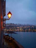 vieux ville Porto, le Portugal dans crépuscule, à la recherche plus de Douro rivière à Gaia voir, le célèbre médiéval unesco Voyage destination. oporto photo