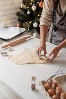 femme souriante dans la cuisine préparant des biscuits de noël photo