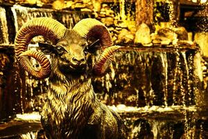 Montagne d'or RAM chèvre avec ramifié cornes sur une d'or Contexte photo