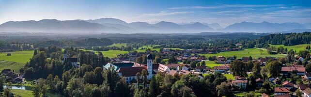 beuerberg bavière. Alpes montagnes dans le dos. aérien drone panorama photo