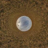 bleu trou sphère peu planète à l'intérieur le sable ou sec herbe rond Cadre Contexte photo