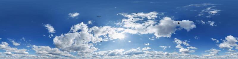 bleu skydôme avec troupeau de des oiseaux dans 360 hdri panorama dans équirectangulaire format et des nuages et Soleil pour utilisation dans 3d graphique ou Jeu développement comme skydôme ou Éditer drone coup ou ciel remplacement photo