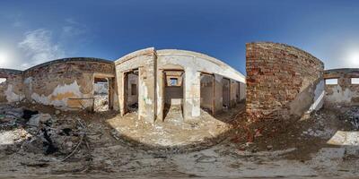 360 sans couture hdri panorama vue à l'intérieur vide couloir salle de abandonné bâtiment sans pour autant toit avec béton brique des murs dans équirectangulaire sphérique projection, prêt ar vr virtuel réalité contenu photo