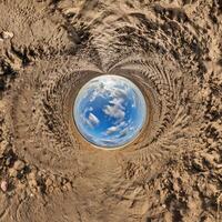 bleu trou sphère peu planète à l'intérieur le sable ou sec herbe rond Cadre Contexte photo