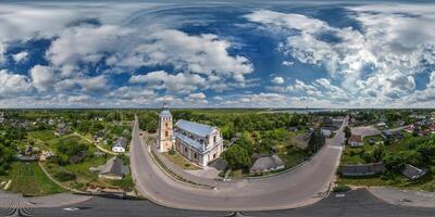 aérien plein hdri 360 panorama vue sur néo gothique catholique église dans campagne ou village dans équirectangulaire projection avec zénith et nadir. vr ar contenu photo