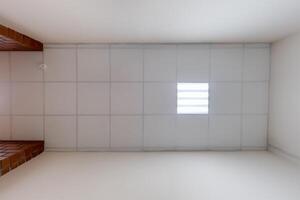 cassette étiré ou suspendu plafond avec carré halogène taches les lampes et cloison sèche construction dans vide pièce dans maison ou bureau. à la recherche en haut vue photo