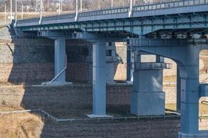 acier Cadre et béton construction énorme voiture pont à travers le large rivière. photo