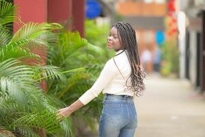 Élisabeth andiaholo kasendo-22-femelle-noir, Jeune femme porter une blanc chemise dans le communauté. photo