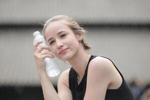 une Jeune femme avec le sien coiffure et le atmosphère de vivant dans le communauté. photo