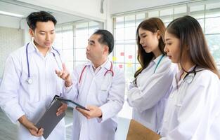 une médical professeur et médical étudiant discuter une Cas étude impliquant maladie thérapie pour une hôpital patient. photo