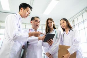 une médical professeur et médical étudiant discuter une Cas étude impliquant maladie thérapie pour une hôpital patient. photo