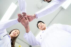 médical équipes encourager chaque autre avant traiter sérieusement mauvais les patients dans le hôpital. photo