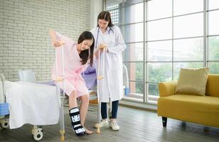 Suivant une période de traitement, le médecin examine le les patients jambes et genoux. photo