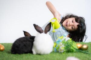 Pâques lapin amusement avec peu les enfants le beauté de relation amicale entre humains et animaux photo