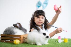 Pâques lapin amusement avec peu les enfants le beauté de relation amicale entre humains et animaux photo