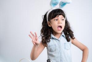 content peu fille avec Pâques œufs, lapin, et une gros sourire, rayonnant joie et innocence photo