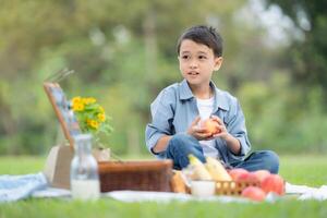 content famille profiter une pique-nique dans le parc, avec les enfants ayant amusement séance, entouré par la nature photo