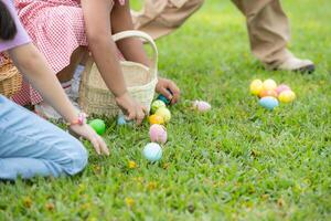 les enfants profiter Extérieur Activités dans le parc comprenant une courir à collecte magnifique Pâques des œufs. photo