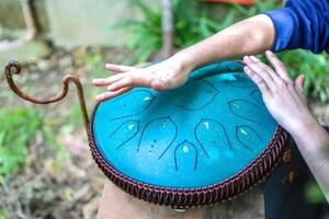 fermer de mains en jouant langue tambouriner, vadjraghanta ou main la poêle photo