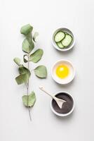 DIY produits de beauté et spa concept. argile, Jaune d'œuf, concombre et eucalyptus pour fait maison beauté cosmétique des produits photo